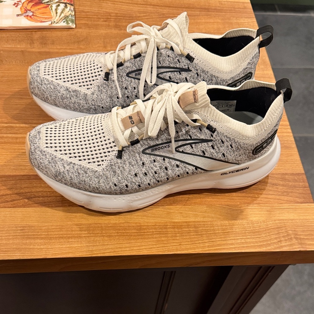 Brooks Women’s White and Gray Glycerin 20 stealth fit NEW